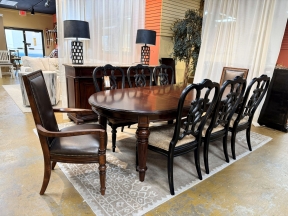 Thomasville DR Table w/8 Chairs+2Lfs