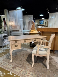 Trad. Desk W/Arm Chair